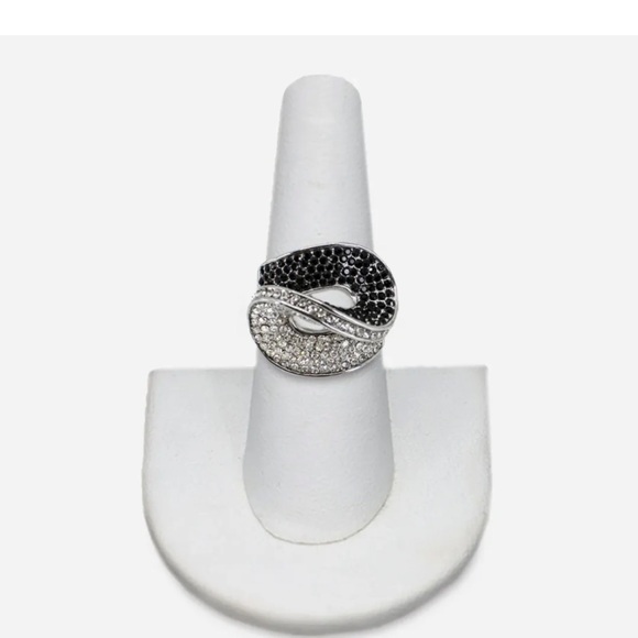 Cache Elegant Silver and Black Crystal Ring - Picture 3 of 7
